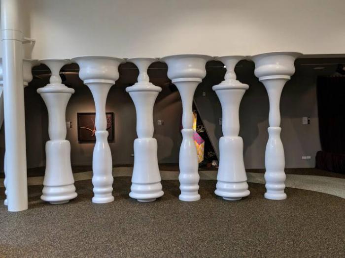 Люди стоят друг к другу.